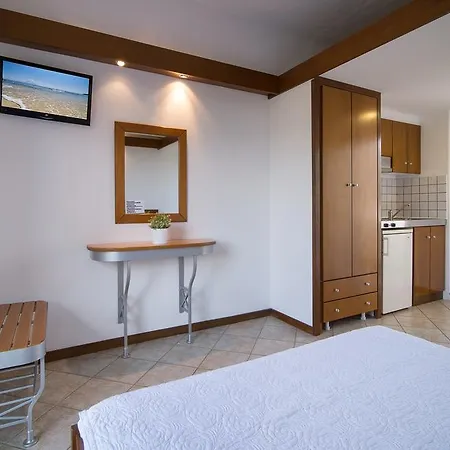 Linaraki Studios & Apartmán *