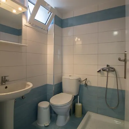 Apartmán Linaraki Studios & *